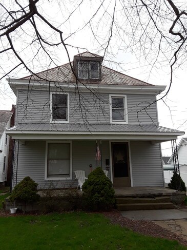 front of duplex - 637 N Lincoln Ave Apartment Unit up