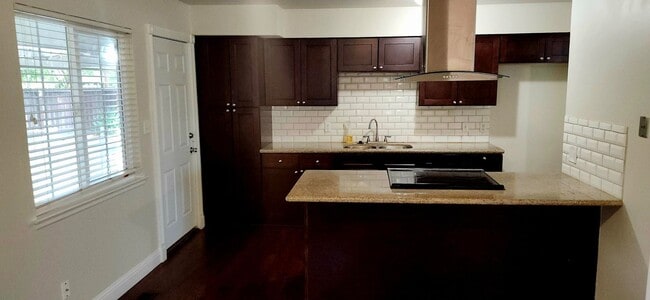 Beautiful Home with Pool, Garage – Availab... - Beautiful Home with Pool, Garage – Availab...