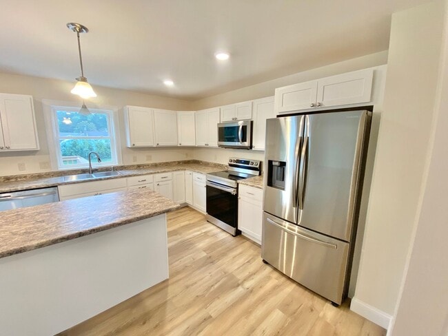Photo - 3 Bedroom Townhouse Essex Junction VT Avai...