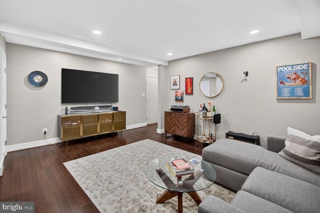 Photo - 1461 Girard St NW Unidad 100