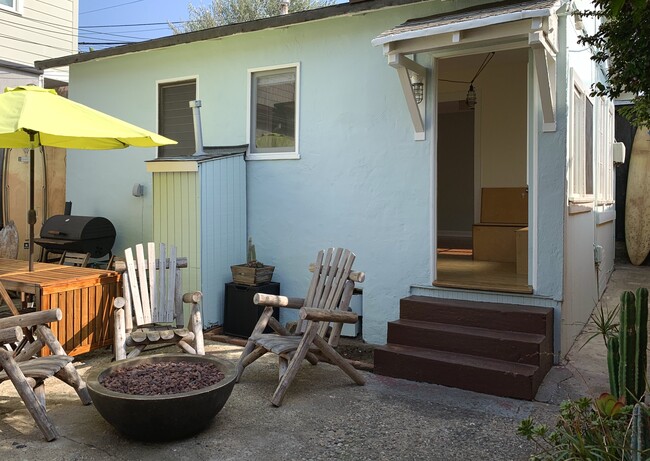 Front / Private Patio - 140 Hart Ave Casa