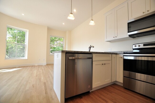 Photo - 870 Beacon St