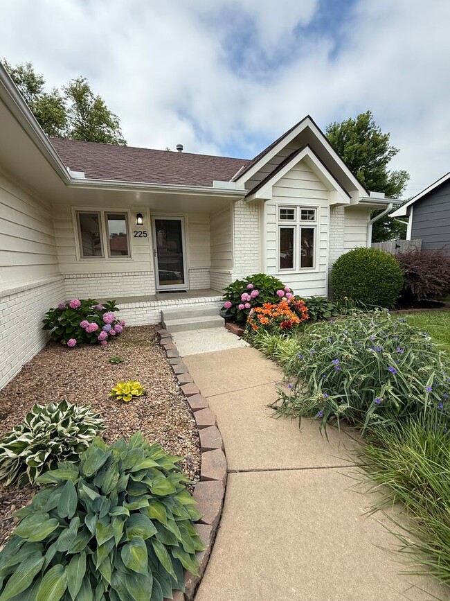 Spacious 3 Bedroom, 2 Bath - Your Derby Ho... - Spacious 3 Bedroom, 2 Bath - Your Derby Ho... House