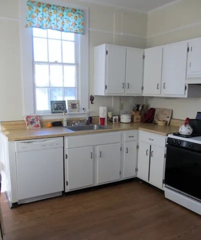 Photo - 852 Monroe Dr NE