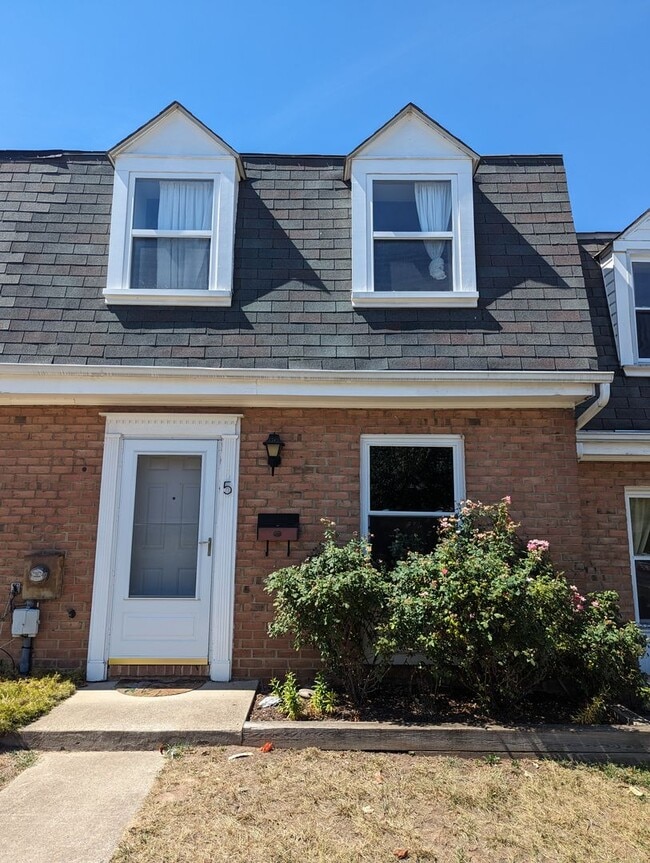 Building Photo - Charming two level townhouse in establishe...