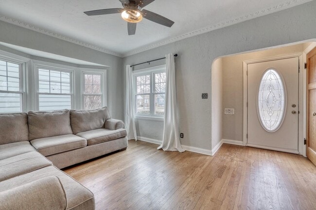 Photo - 122 S 77th St