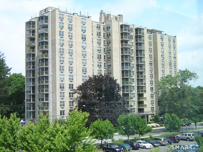 Building Photo - 1 Strawberry Hill Ct Unit 8J