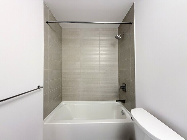 Photo - 75 James St S Unit 824
