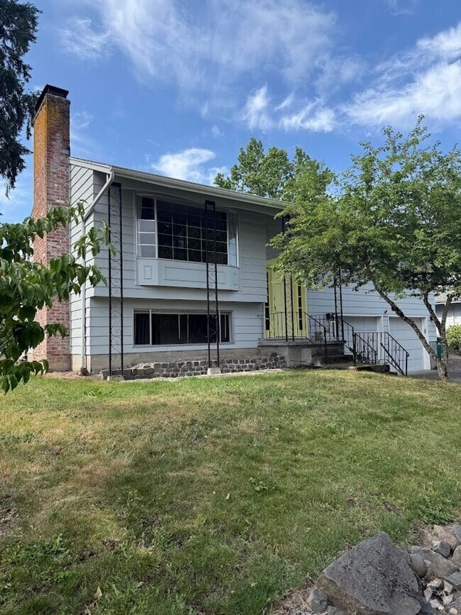 Building Photo - Big & Beautiful Rental