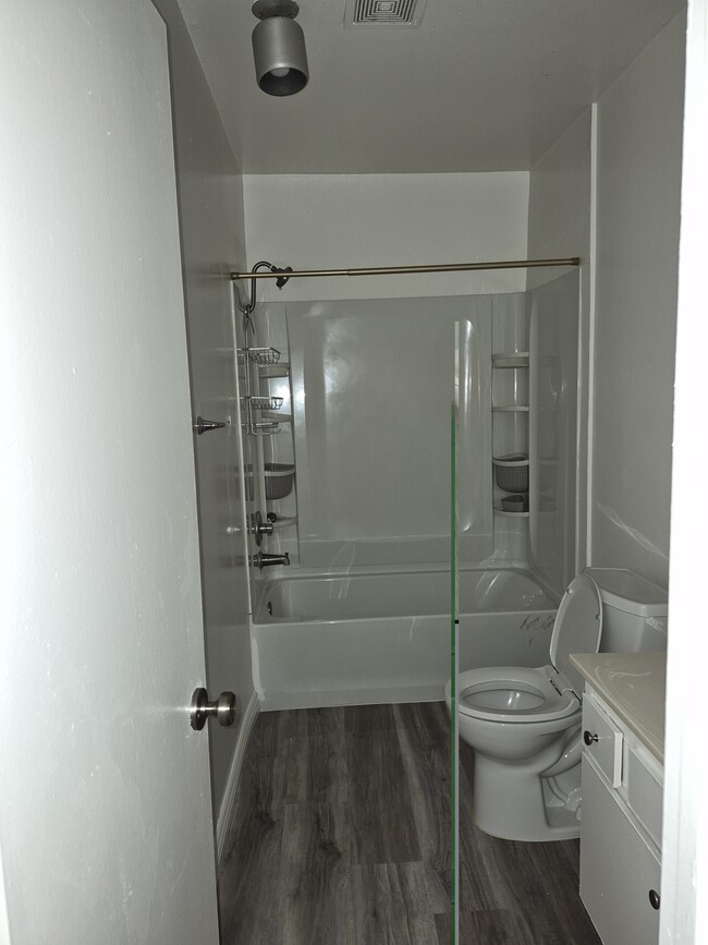 Baño - 5545 Lindley Ave