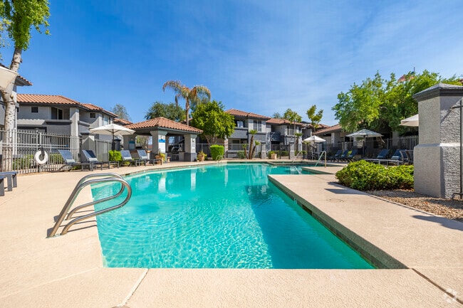 Piscina resplandeciente - Vista Grove Apartments