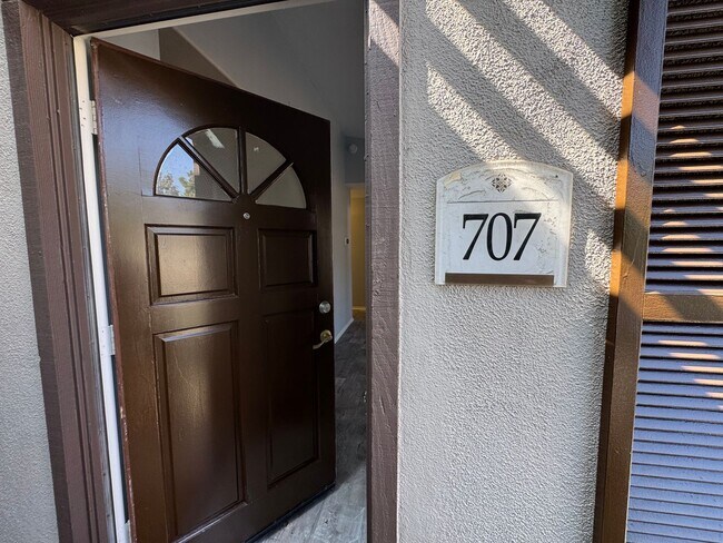 Photo - Bright & Spacious 1 Bedroom Apartment in Tustin!