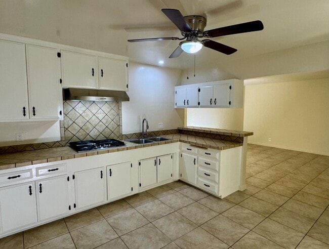 Building Photo - 24832 Walnut St