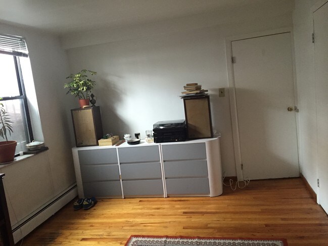 bedroom - 1121 Walnut St