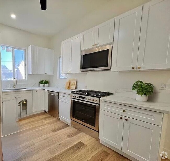 Building Photo - 151 W 52nd St Rental