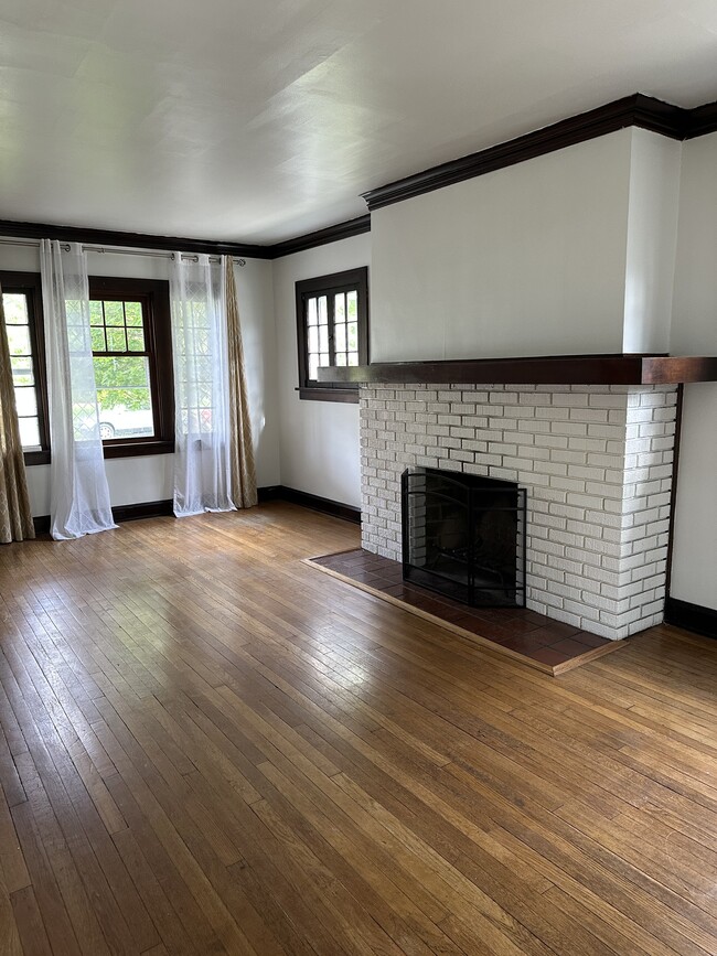Photo - 1634 Chesterland Ave