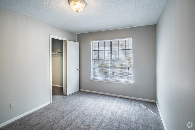 2 BR, 2 BA - 950 SF