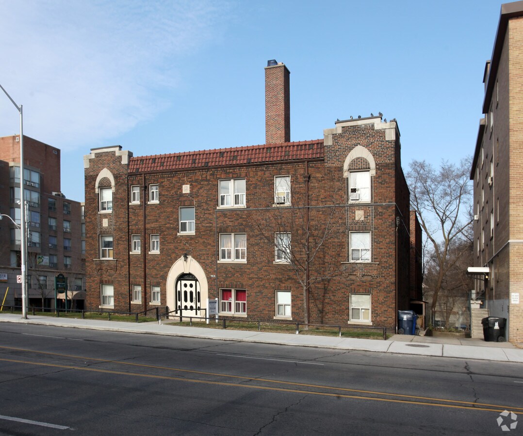 Photo - 2010 Bloor St W