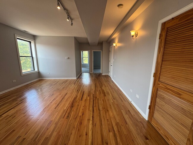 Building Photo - 5900 S King Dr Unit C3
