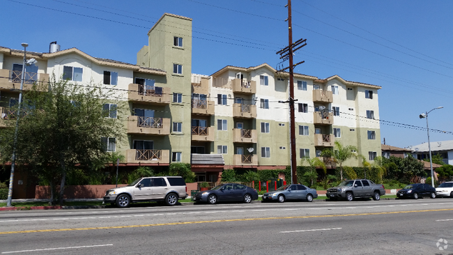 Building Photo - 11919 S Figueroa St Unit 402 Rental