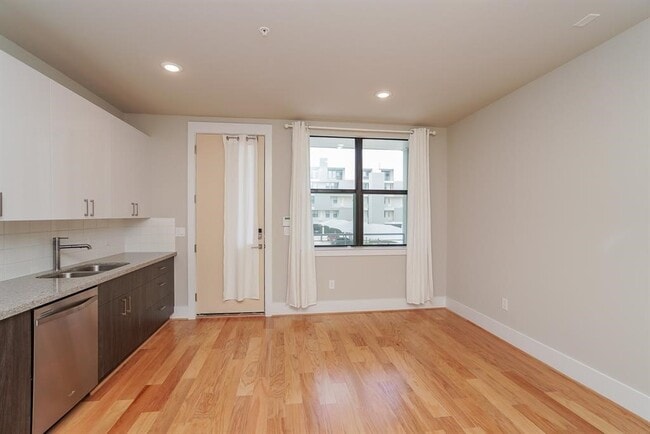 Building Photo - 2401 Crawford St Unit A112