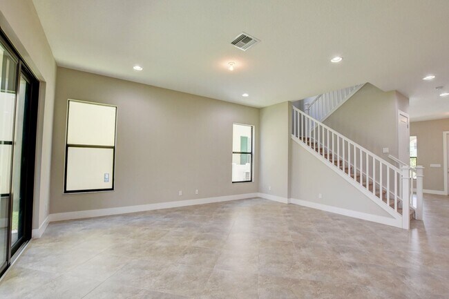 Photo - 2074 Dickens Ter