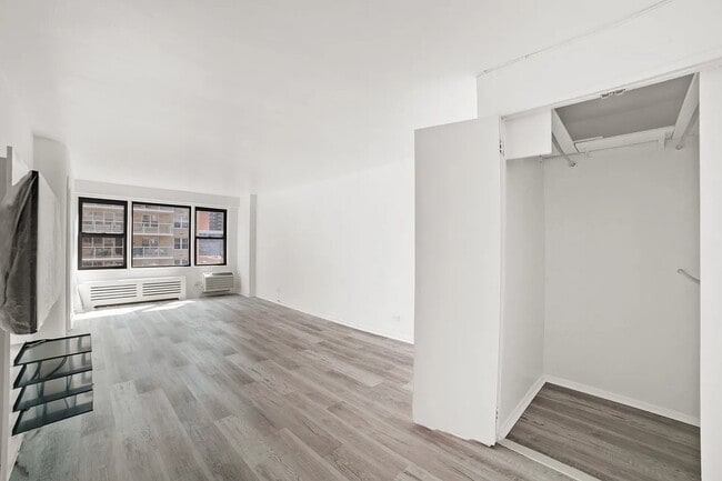 245 E 24th St Unit 10J