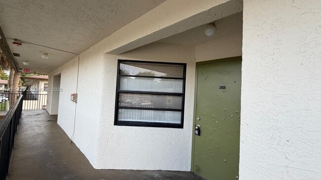 Building Photo - 4010 Lakeside Dr Unit 4010