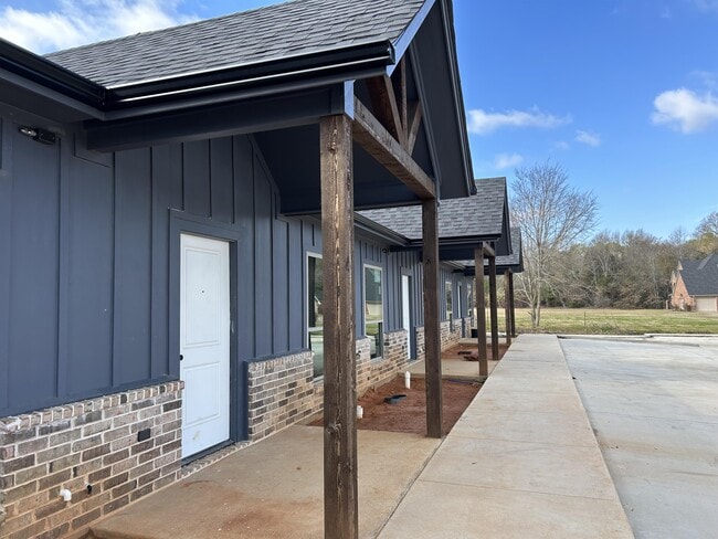 Building Photo - 1604 New England Rd Rental