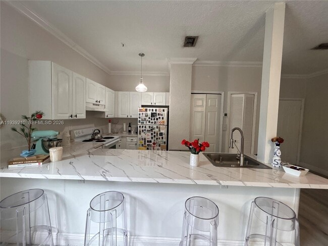 Building Photo - 2734 Bird Ave Unit 204