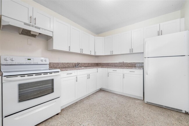 Building Photo - 2661 SW 11th St Unit 14