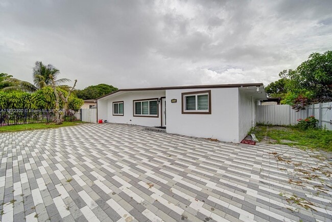 Building Photo - 1070 NW 132nd St Rental