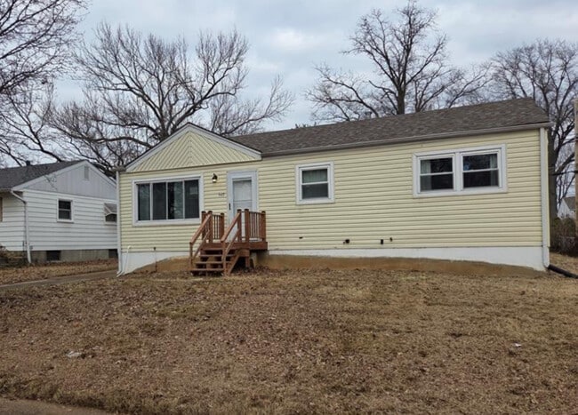 Building Photo - 945 Edgehill Dr