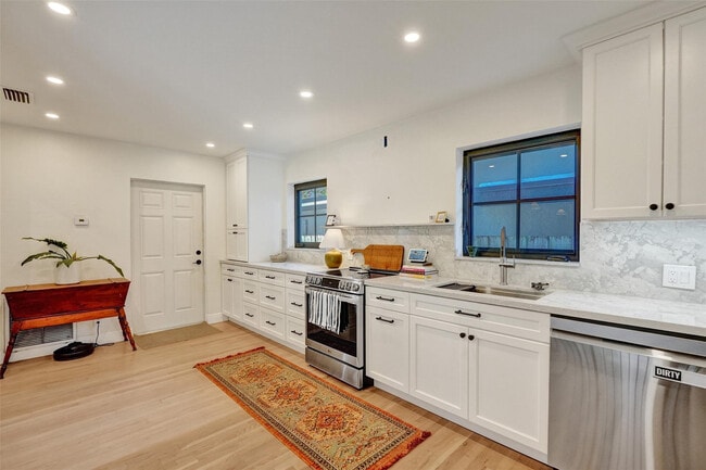 Photo - 807 SW 18th St