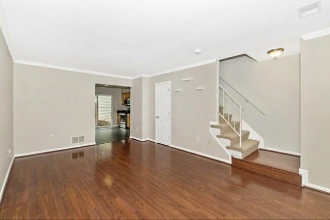 Photo - 584 Cotswold Ct