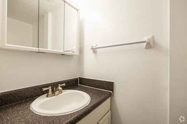 Queen Deluxe - 3BR, 1.5BA - 1200SF - half bath