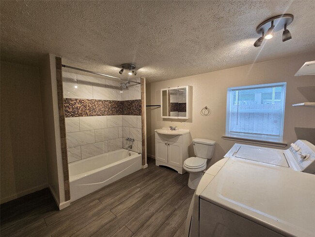 Photo - 5712 Maco St