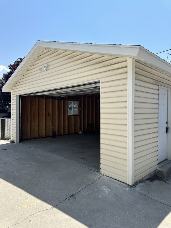 Photo - 683 6th Ave