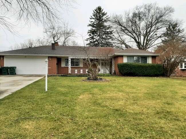Building Photo - 1405 N Briar Rd Rental