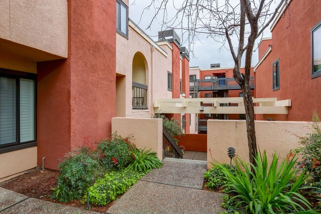 Photo - 2 Bed / 2.5 Bath pet friendly condo near downtown San Carlos with two parking spaces. YouTube tour! Unidad 104