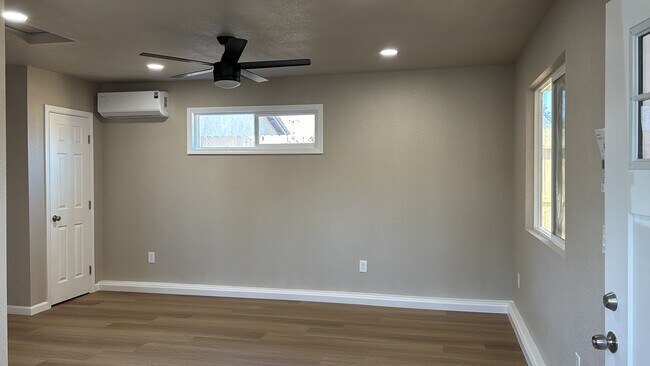 Photo - 2061 Marlow St