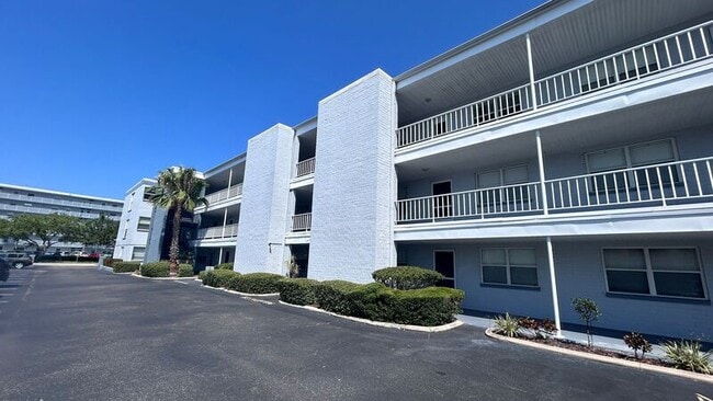 Photo - 1859 Shore Dr S