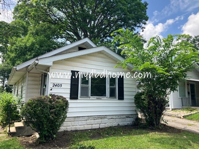 Building Photo - 2405 Poinsette Dr