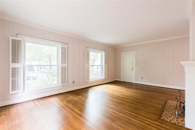 sala de estar con vista a la puerta principal - 1212 Milford St Unidad #1