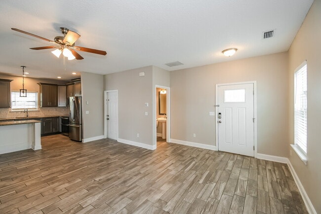 Photo - 522 Meldrum Ln