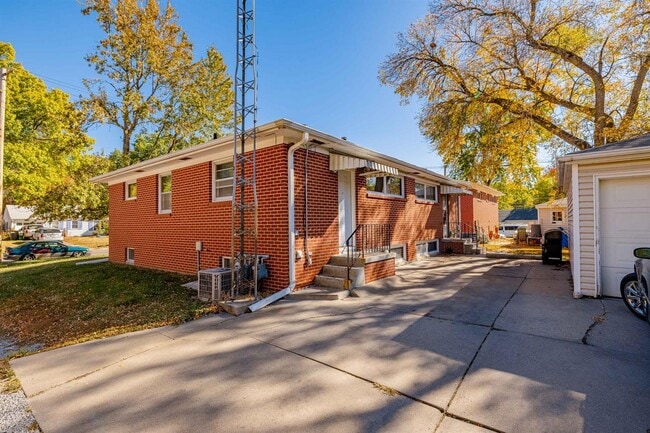 Photo - 375 S 44th St