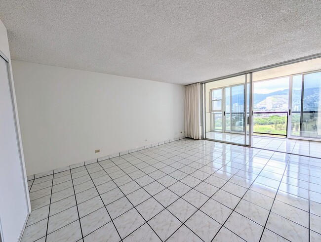 Photo - Large studio in the heart of Waikiki with assigned parking Unidad 1812