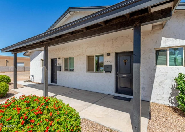 Photo - 1558 W 5th St Unidad 1