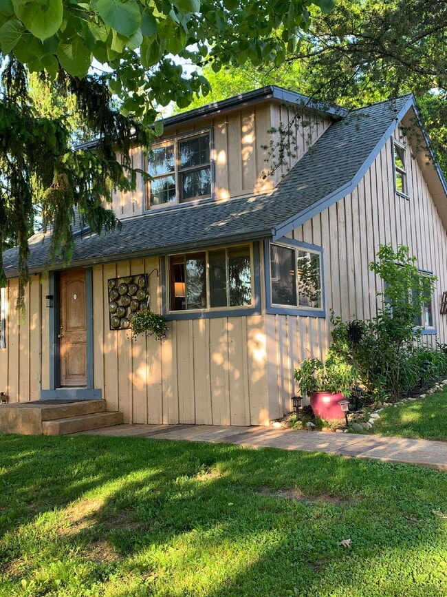 Photo - Quaint 2 bedroom, plus den, 1 bath on Okauchee Lake
Appliances included: Microwave, Stove, Refrig...