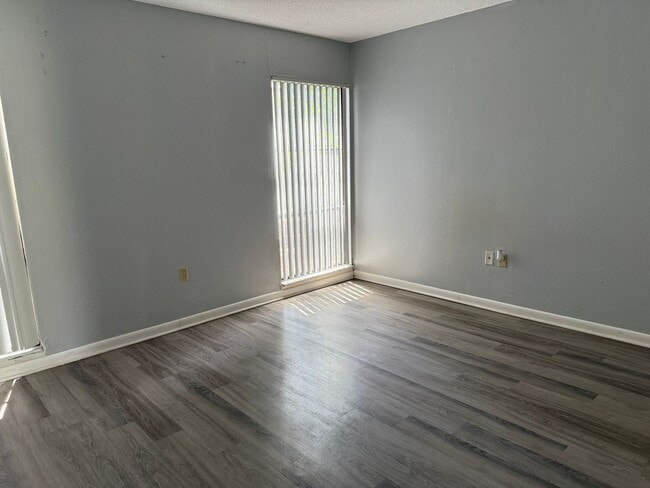 Photo - * MOVE IN SPECIAL * 1/2 OFF 2ND MONTH'S RENT!! Spacious 876 SF Unit - 2 bd / 1 ba near UF - Brand...